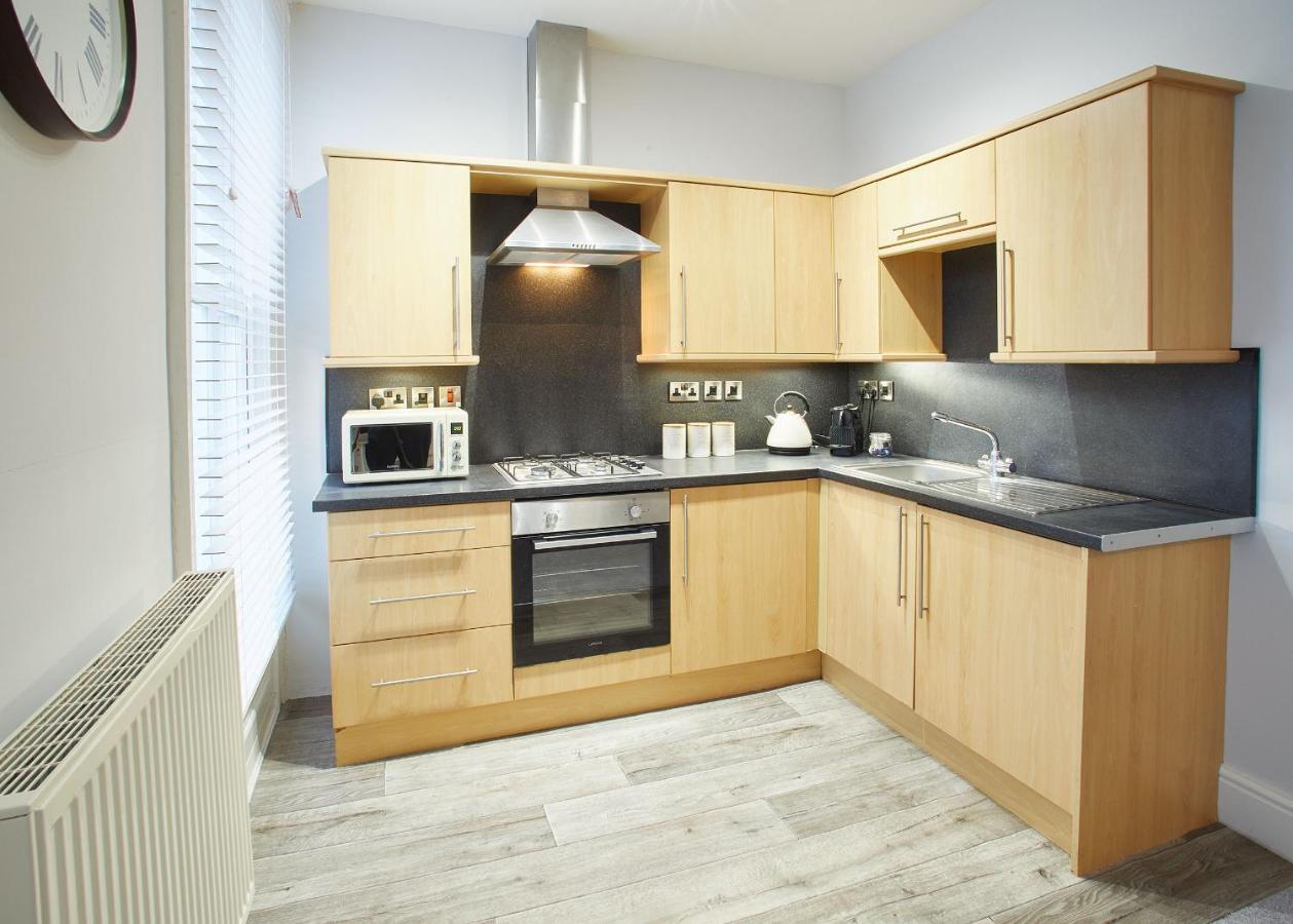 Host & - Normanby Terrace *